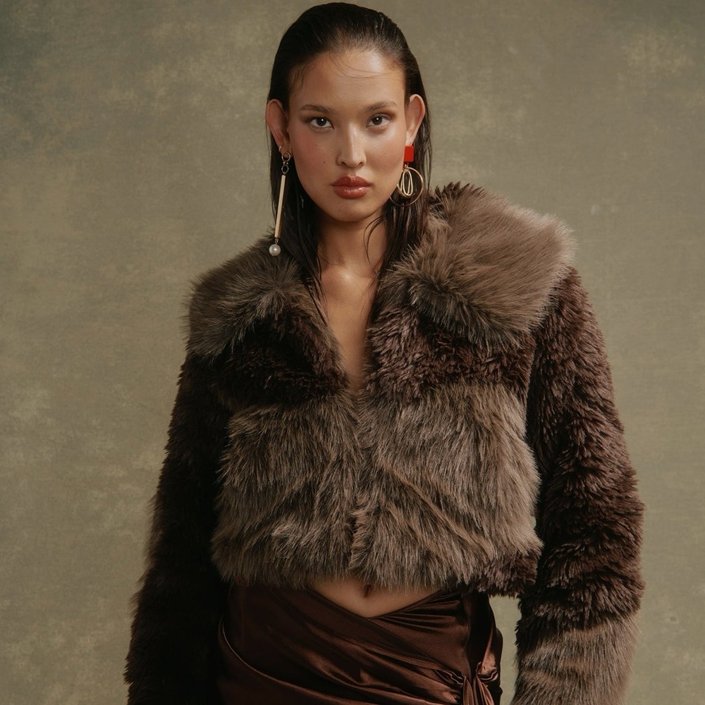🤎Chic and elegant House of Sunny Chocolate cropped faux fur coat